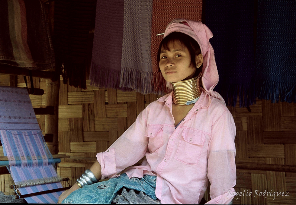 Escaneada de Diapositiva. Poblado Karem de las Mujeres Girafa al norte de Tailandia en el Triángulo de Oro en la frontera con Birmania
